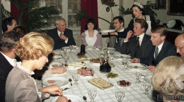  Scena z filmu Kazimierza Tarnasa "Awantura o Basię" z 1996 roku.  