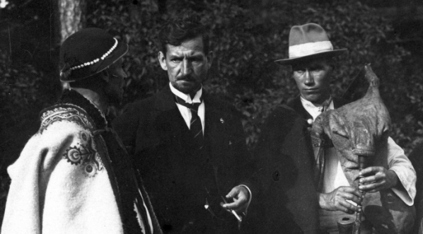  Władysław Orkan w towarzystwie redaktora Jana Lankau i górali.  