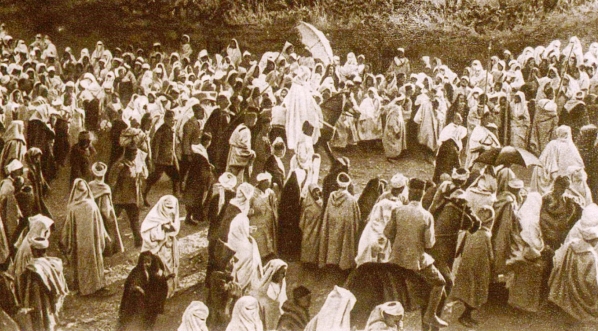  "Fes. Pochód z "sułtanem" studentów".  