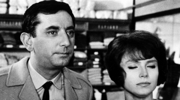  Ewa Wiśniewska i Gustaw Holoubek w filmie Józefa Hena "Perły i dukaty" z 1965 roku.  