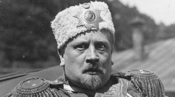  Bogusław Samborski jako generał żandarmerii w jednej ze scen filmu „Dziesięciu z Pawiaka”. (2)  