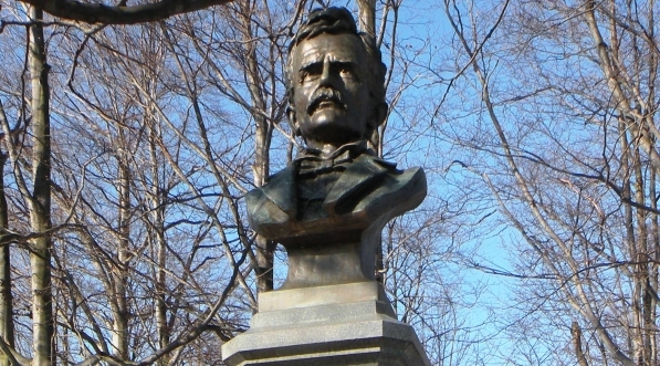  Pomnik Tytusa Chałubińskiego i Jana Krzeptowskiego Sabały w Zakopanem.  
