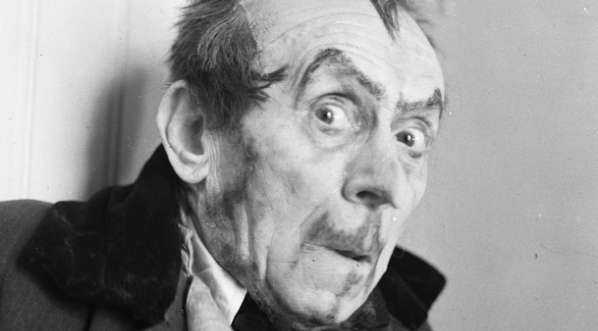  Ludwik Solski w garderobie Teatru im. Juliusza Słowackiego w Krakowie, przed spektaklem "Dożywocie" w kwietniu 1936 roku.  