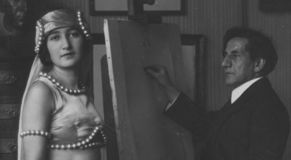  Artysta malarz Leopold Gottlieb malujący portret tancerki Leili Bederkhan, która pozuje do obrazu.  