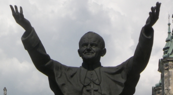  Pomnik papieża Jana Pawła II przed sanktuarium bł. Wincentego Kadłubka w Jędrzejowie.  
