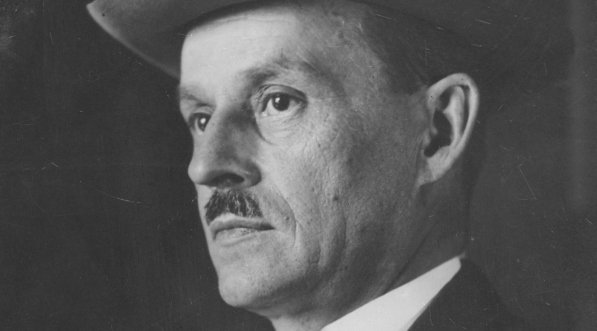  Stanisław Klimecki, wiceprezydent Krakowa. Fotografia z profilu w  kapeluszu.  