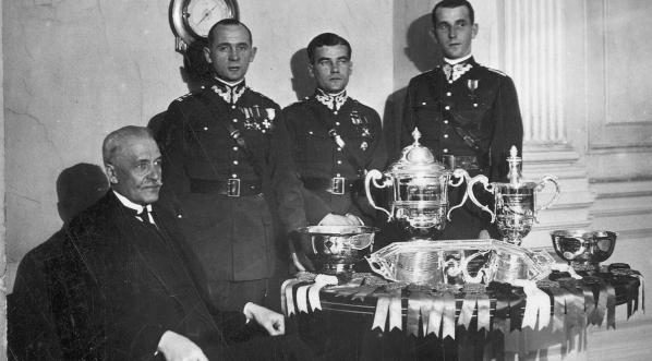  Polska ekipa na Międzynarodowe Zawody Hippiczne o "Puchar Narodów" w Nowym Jorku z wizyta u prezydenta Ignacego Mościckiego w grudniu 1927 r.  