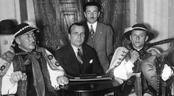  Mistrz gry na listku Michał Piksa i dudziarz Wincenty Pyrdoł podczas pobytu w Łodzi.  