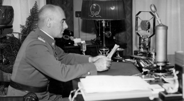 Marszałek Edward Rydz-Śmigły przed mikrofonem Polskiego Radia.  