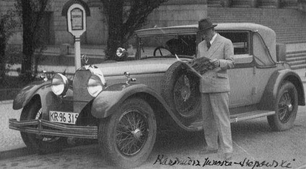  Kazimierz Junosza-Stępowski na poznańskiej ulicy w 1930 roku.  