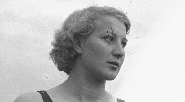  Dyskobolka Jadwiga Wajsówna podczas zawodów lekkkoatletycznych w Krakowie 18.09.1937 r.   