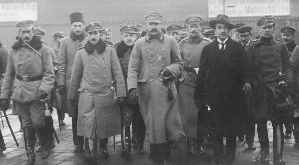  Powitanie J. Piłsudskiego na Dworcu Wileńskim w Warszawie po przybyciu z Krakowa  12.12.1916 r.  