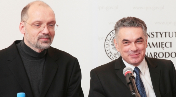  Andrzej Nowak (historyk, redaktor naczelny dwumiesięcznika „Arcana”) i Janusz Kurtyka w czasie spotkania „Pamięć i przyszłość. Jak odbudować polską agorę”, Warszawa, 24 lutego 2010 r.  