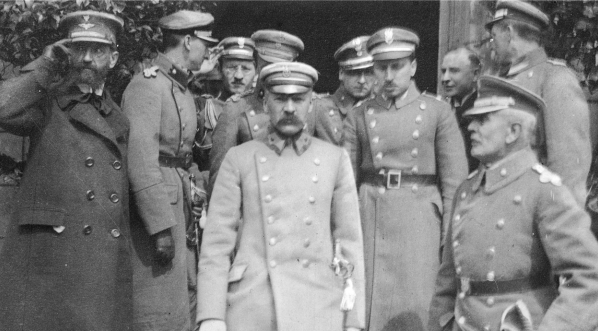 Naczelnik Państwa Józef Piłsudski z grupą oficerów.  