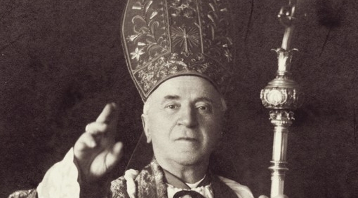  Biskup Józef Sebastian Pelczar błogosławi wiernych.  