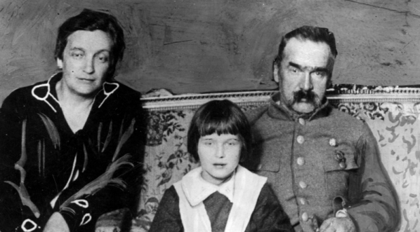  Józef Piłsudski, marszałek Polski z żoną Aleksandrą i córką Jadwigą. (1926 r.)  