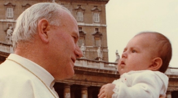  Papież Jan Paweł II trzymający niemowlę.  