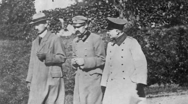  Józef Piłsudski, Kazimierz Sosnkowski i oficer armii niemieckiej Schlossmann w czasie spaceru na terenie twierdzy w Magdeburgu.  