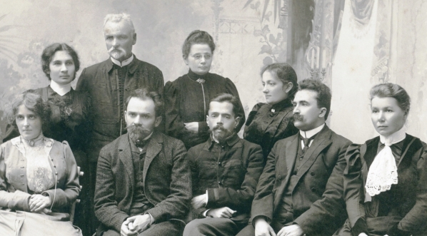  Członkowie Lubelskiego Towarzystwa Szerzenia Oświaty "Światło" z Nałęczowa w 1906 roku. .  