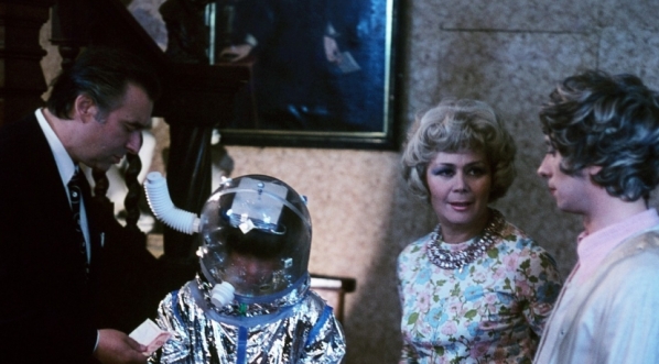  Scena z filmu Stanisława Barei "Poszukiwany, poszukiwana" z 1972 roku.  