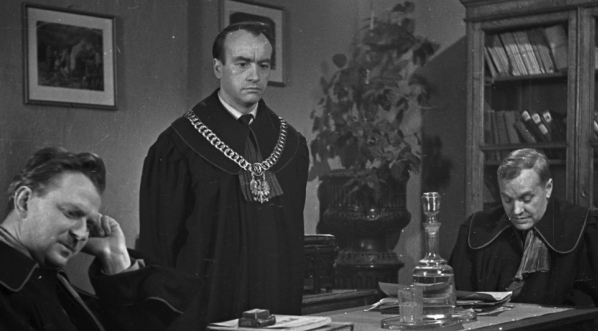 Scena z filmu Jerzego Hoffmana i Edwarda Skórzewskiego "Trzy kroki po ziemi - Rozwód po polsku" z 1965 roku.  