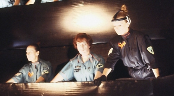  Scena z filmu Juliusza Machulskiego "Seksmisja" z 1983 roku.  