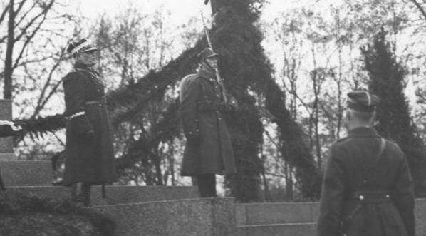  Odsłonięcie pomnika Józefa Piłsudskiego w Modlinie w 1928 roku.  
