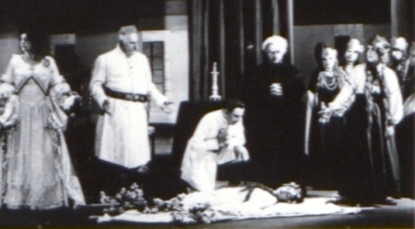  Scena ze spektaklu "Sen srebrny Salomei" Juliusza Słowackiego.  
