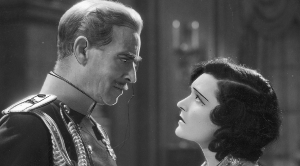  Film produkcji amerykańskiej "Na rozkaz kobiety" z 1932 roku.  