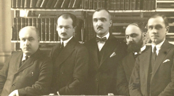  Wacław Borowy z kilkoma osobami przy skrzyniach z rewindykatami.  