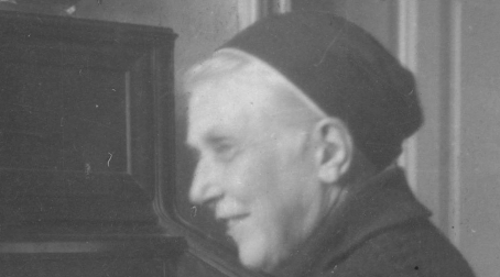  Matka Urszula Ledóchowska - założycielka i przełożona generalna SS. Urszulanek Serca Jezusa Konającego (urszulanek szarych) przy sekretarzyku, w swoim pokoju w domu macierzystym.  