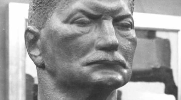  Rzeźba dłuta artysty rzeźbiarza Franciszka Starynkiewicza przedstawiająca głowę poety Jana Kasprowicza.  