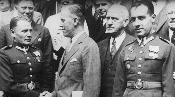  Wizyta zwycięzców Międzynarodowych Zawodów Balonowych o Puchar Gordona Bennetta porucznika Zbigniewa Burzyńskiego i kapitana Franciszka Hynka w Nowym Jorku w październiku 1933 roku.  