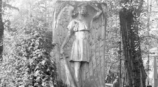  Grobowiec Zygmunta Wróblewskiego na cmentarzu Rakowickim w Krakowie.  