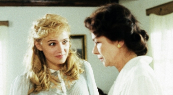  Sylwia Wysocka i Lidia Korsakówna w filmie Czesław Petelskiego 'Gorzka miłość" z 1989 roku.  