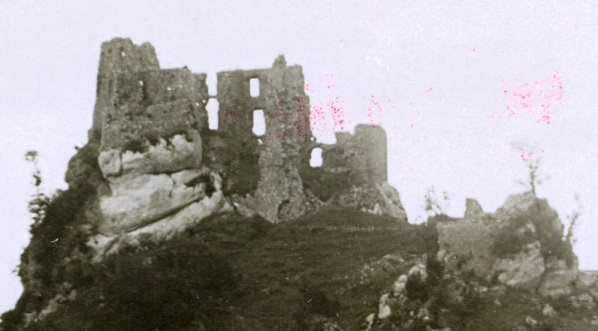  "Ruiny zamku w Bobolicach" Stefana Plater-Zyberka.  