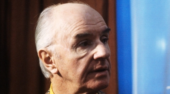  Edward Dziewoński w trakcie realizacji serialu telewizyjnego "5 dni z życia emeryta" z 1984 roku.  