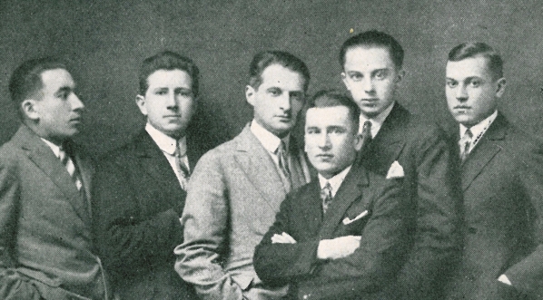  „Łódź literacka (od lewej ku prawej): G. Tomofiejew, Miecz. Braun, J. Tuwim, M. Piechal, Światopełk Karpiński i K. Sowiński”  