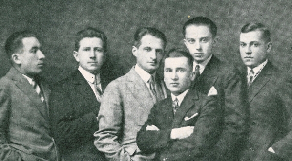  „Łódź literacka (od lewej ku prawej): G. Tomofiejew, Miecz. Braun, J. Tuwim, M. Piechal, Światopełk Karpiński i K. Sowiński”  