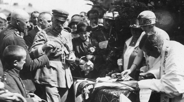  Wręczenie sztandaru 19 Pułkowi Ułanów Wołyńskich im. Edmunda Różyckiego, Ostróg 6.08.1924 r.  