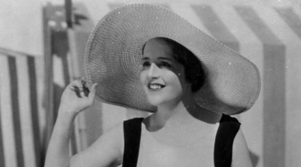  Maria Gorczyńska w filmie Michała Waszyńskiego "Co mój mąż robi w nocy ..." z 1934 roku.  