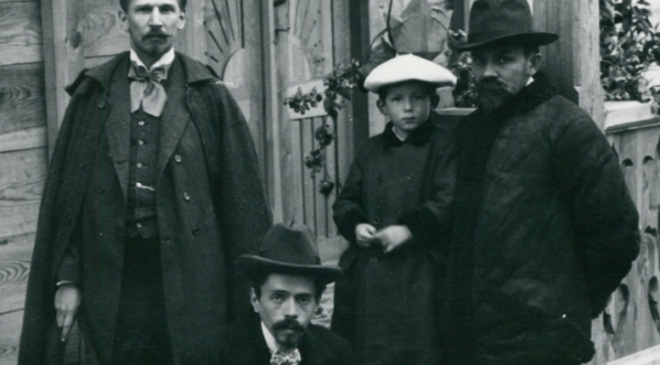  Stefan Żeromski z synem Adamem i przyjaciółmi na ganku chaty w Nałęczowie w 1905 roku.  