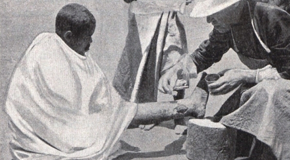  O. Beyzym opatruje ranę trędowatemu.  