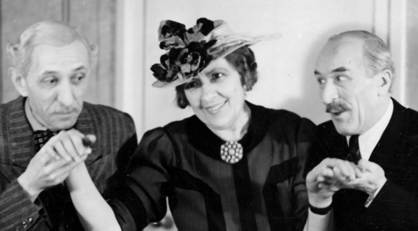  Przedstawienie "Łatwiej  przejść wielbłądowi" w Teatrze Komedia w Warszawie w maju 1942 roku.  