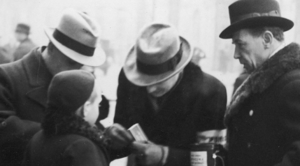  Zbiórka pieniędzy w Warszawie na rzecz pomocy bezrobotnym pod hasłem "gwiazdka dla dzieci bezrobotnych" 19.12.1937 r.  