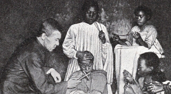  O. Beyzym przy umierającym trędowatym.  