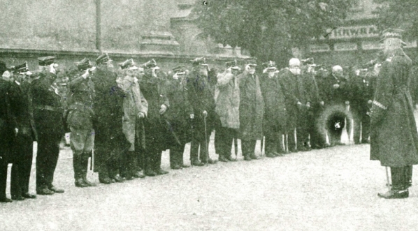  Uroczystość we Lwowie w 1923 roku wręczenia odznaczeń weteranom powstania styczniowego.  