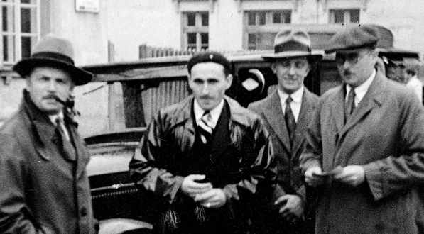  Janusz Kusociński przy swoim samochodzie marki Buick ufundowanym przez Polaków z Ameryki  