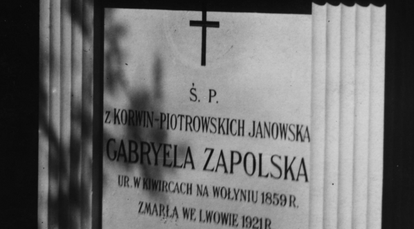  Grobowiec Gabrieli Zapolskiej na cmentarzu Łyczakowskim we Lwowie.  