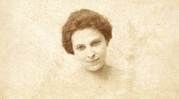  Portret Wandy Siemaszkowej (1867-1947), aktorki (ujęcie do kolan).  